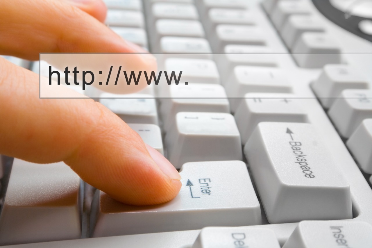 Também conhecido como WWW, o sistema é responsável por interligar diferentes páginas na internet