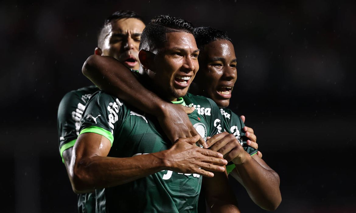 O jogador Rony, da SE Palmeiras, comemora seu gol contra a equipe do Santos FC, durante partida válida pela sexta rodada, do Campeonato Paulista, Série A1, no Estádio do Morumbi. (Foto: Cesar Greco/Palmeiras/by Canon)