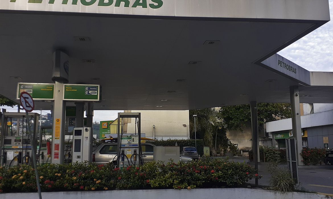 Petrobras reajusta em 12% o preço da gasolina nas refinarias a partir desta quinta-feira Foto: Fernando Frazão