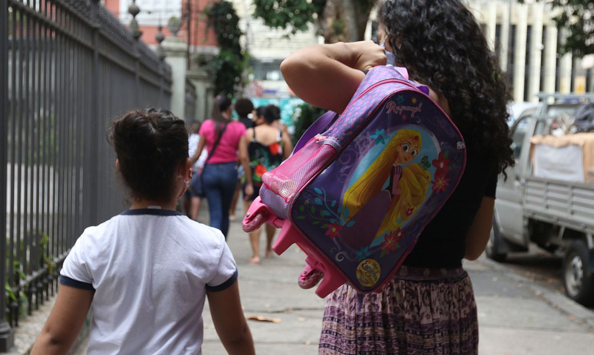 Alunos da Escola Municipal Senador Corrêa, na zona sul da cidade, voltam às aulas. Sob novos protocolos, redes municipal e estadual retomam nesta quarta (07) ensino presencial. Foto: Tânia Rêgo