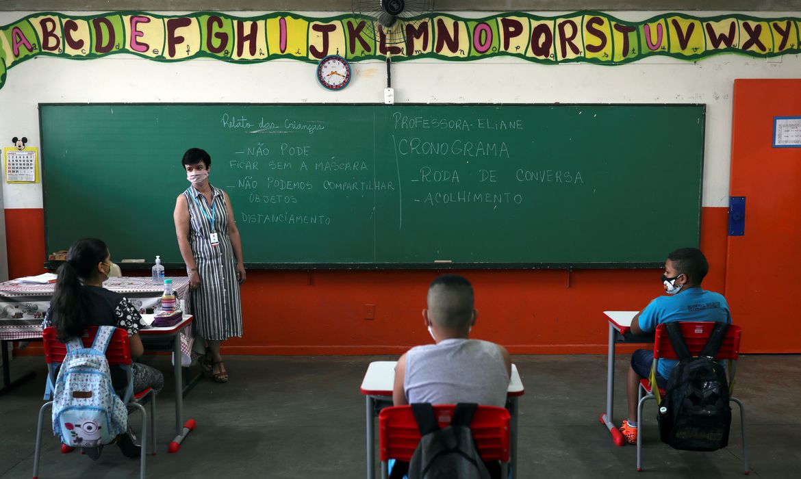 Professora Eliane Conconi conversa com alunos em sala de aula da escola Thomaz Rodrigues Alckmin, no primeiro dia de retorno das escolas do estado de São Paulo para atividades extracurriculares em meio ao surto de coronavírus (COVID-19) em São Paulo, Bras