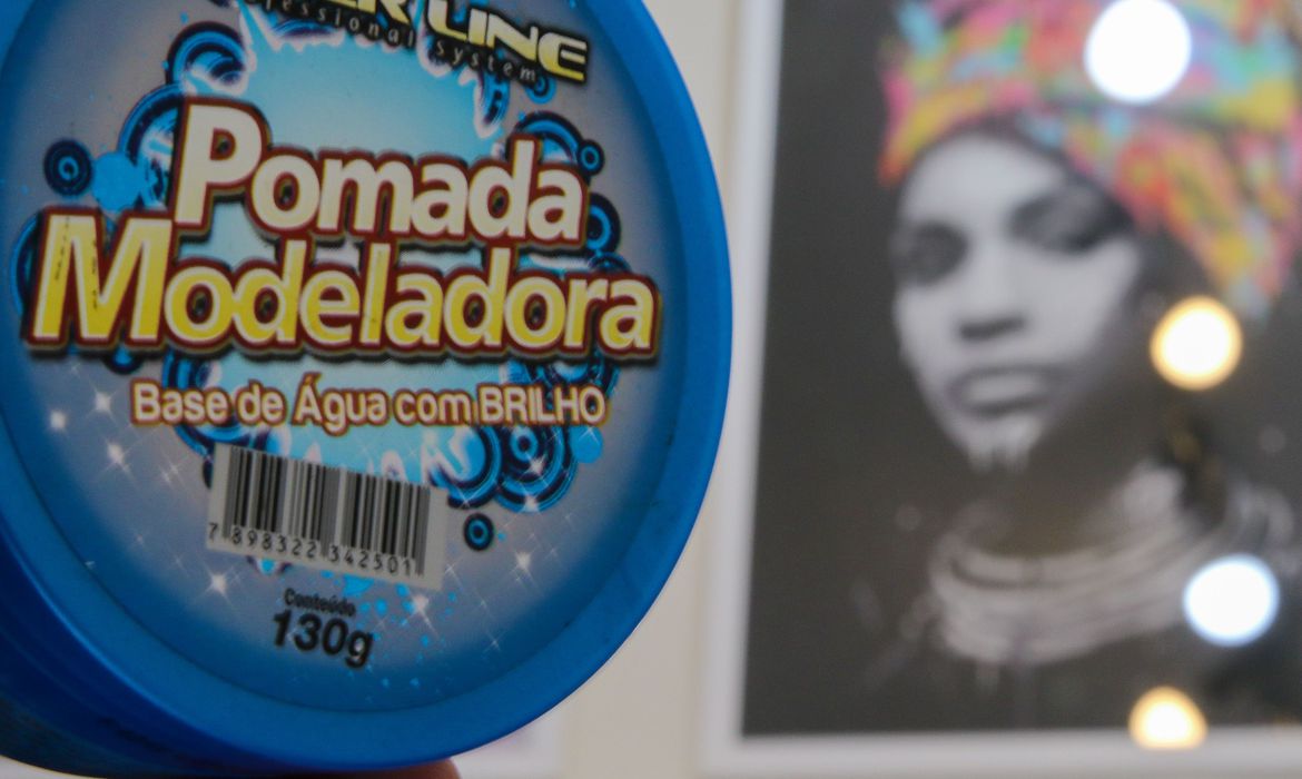 A cabelereira e trocologista Rosi Ribeiro conversa com a Agência Brasil sobre o uso de pomadas capilares e os perigos de alguns cosméticos Foto: Fabio Rodrigues Pozzebom
