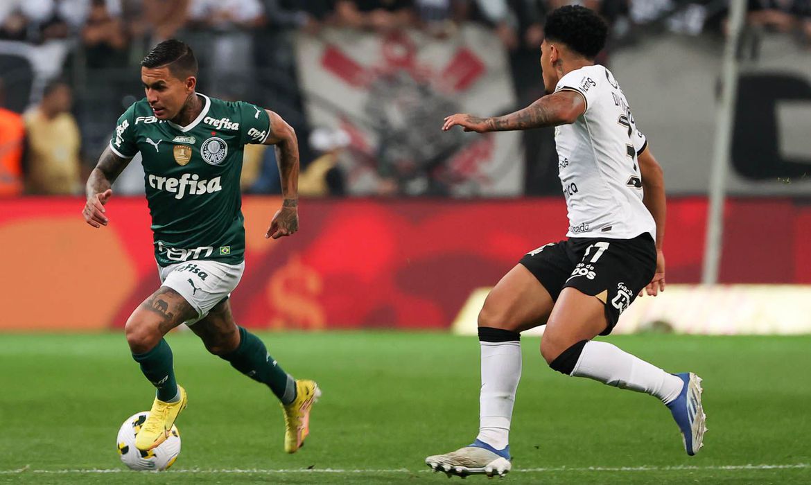 O jogador Dudu, da SE Palmeiras, disputa bola com o jogador Du Queiroz, do SC Corinthians P, durante partida válida pela vigésima segunda rodada, do Campeonato Brasileiro, Série A, na Neo Química Arena. (Foto: Cesar Greco)