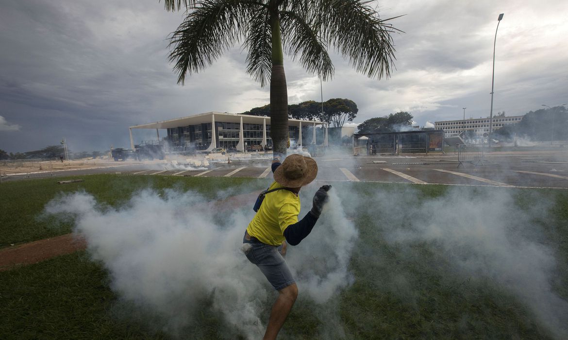 Manifestantes fazem ato contra governo no dia 8 de janeiro 2023 Foto: Joedson Alves