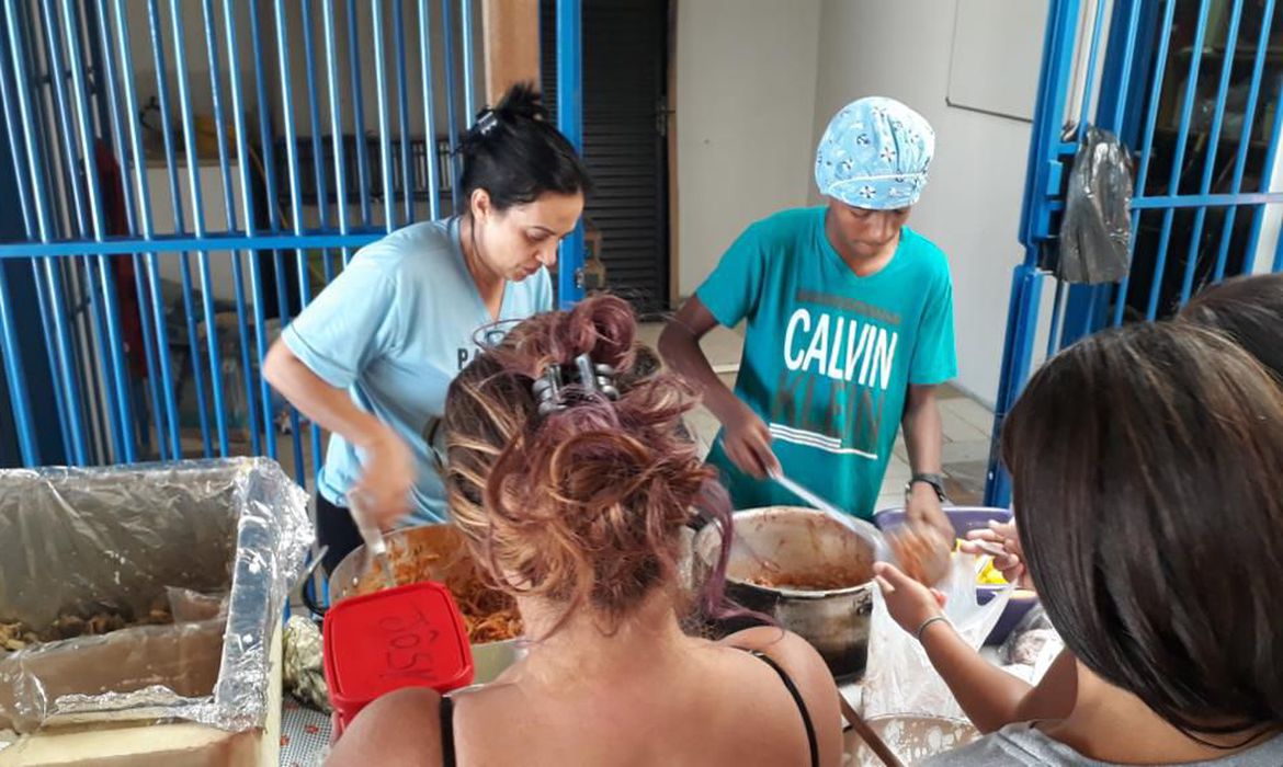 Voluntários do Pamana distribuem comida para famílias de Planaltina Foto: ìris Aparecida dos Santos/ Pamana