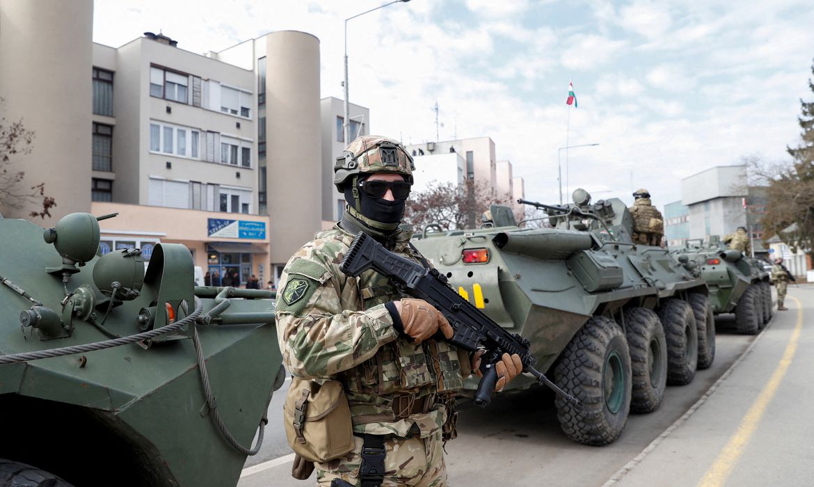 Hungarian army members stand guard as people flee from Ukraine to Hungary, after Russia launched a massive military operation against Ukraine, in Vasarosnameny, Hungary, February 25, 2022. REUTERS/Bernadett Szabo