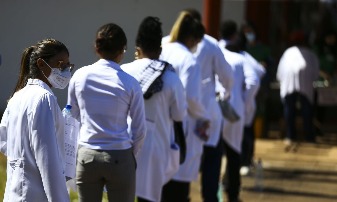 Médicos chegam ao local de prova para a segunda etapa do Exame Nacional de Revalidação de Diplomas Médicos Expedidos por Instituição de Educação Superior Estrangeira (Revalida) 2020, em Brasília. Foto: Marcelo Camargo
