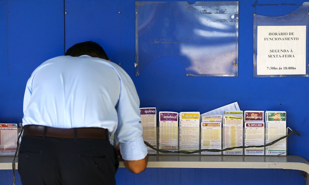 Apostadores fazem filas em casas lotéricas de Brasília. A Caixa Econômica Federal sorteia amanhã (12) a lotofácil da Independência. Foto: Marcelo Camargo