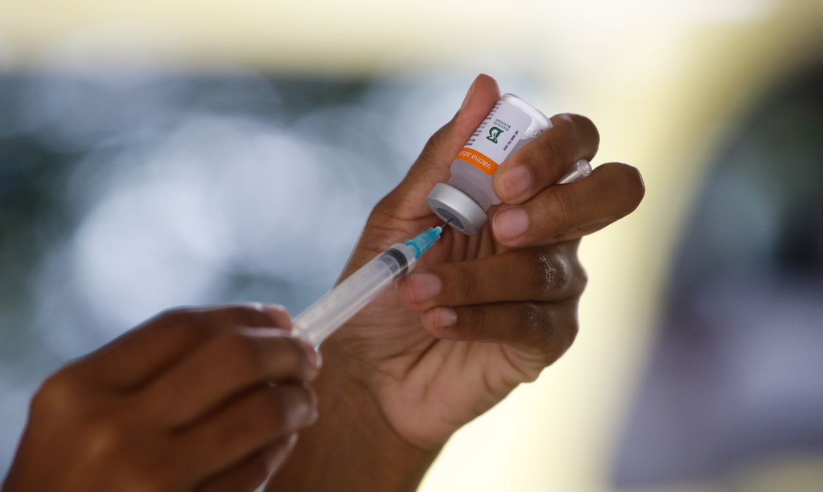 Vacinação drive thru na Universidade Estadual do Rio de Janeiro (UERJ), zona norte do Rio. A cidade do Rio de Janeiro retoma hoje (25) sua campanha de aplicação da primeira dose da vacina contra a covid-19 em idosos da população em geral. Hoje serão vacin