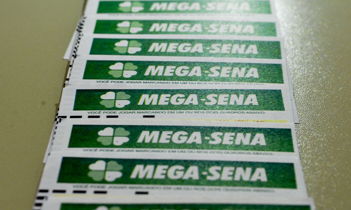 Bilhetes de aposta da mega-sena Foto: Marcello Casal Jr