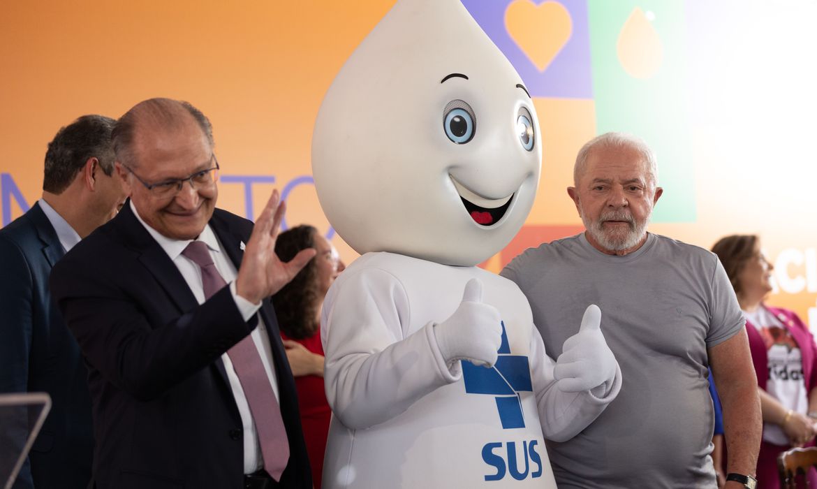 O presidente Luiz Inácio Lula da Silva e a ministra da Saúde, Nísia Trindade, lançam o Movimento Nacional pela Vacinação. Na ocasião o presidente foi vacinado pelo vice-presidente, Geraldo Alckmin Foto: Fabio Rodrigues-Pozzebom