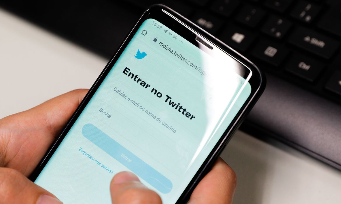 Rio de Janeiro - Uso de redes sociais para navegação na internet em telefones celulares do tipo smartphone para comunicação. (Fernando Frazão/Agência Brasil)