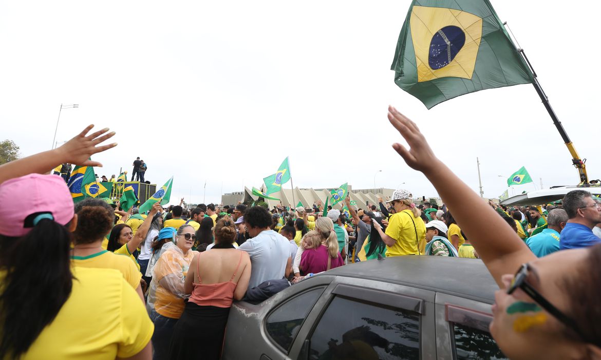 Manifestantes se reúnem em frente ao QG do Exército em Brasília Foto: Valter Campanato