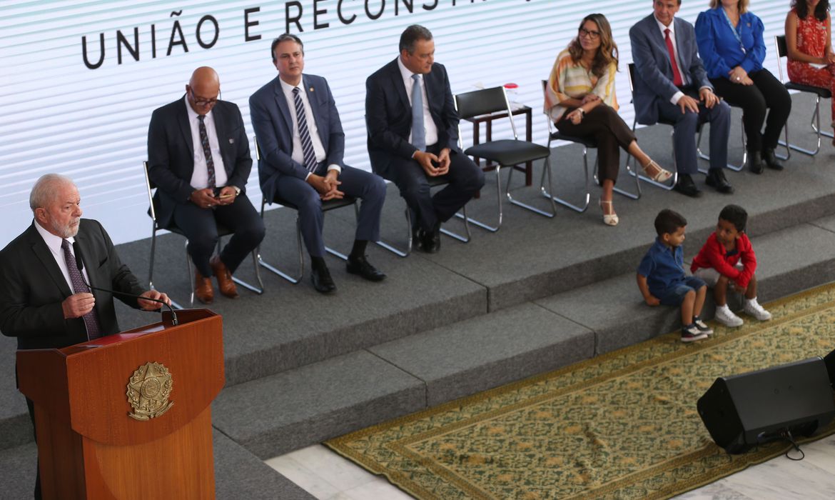 Brasília (DF) - 02-03-2023 O presidente Luiz Inácio Lula da Silva, participa da Cerimônia de lançamento do Novo Bolsa Família, E/D. Sr. Helio,  ministro da Educação, Camilo Santana , ministro da Casa Civil, Rui Costa, Presidente Lula, primeira-dama, Rosân