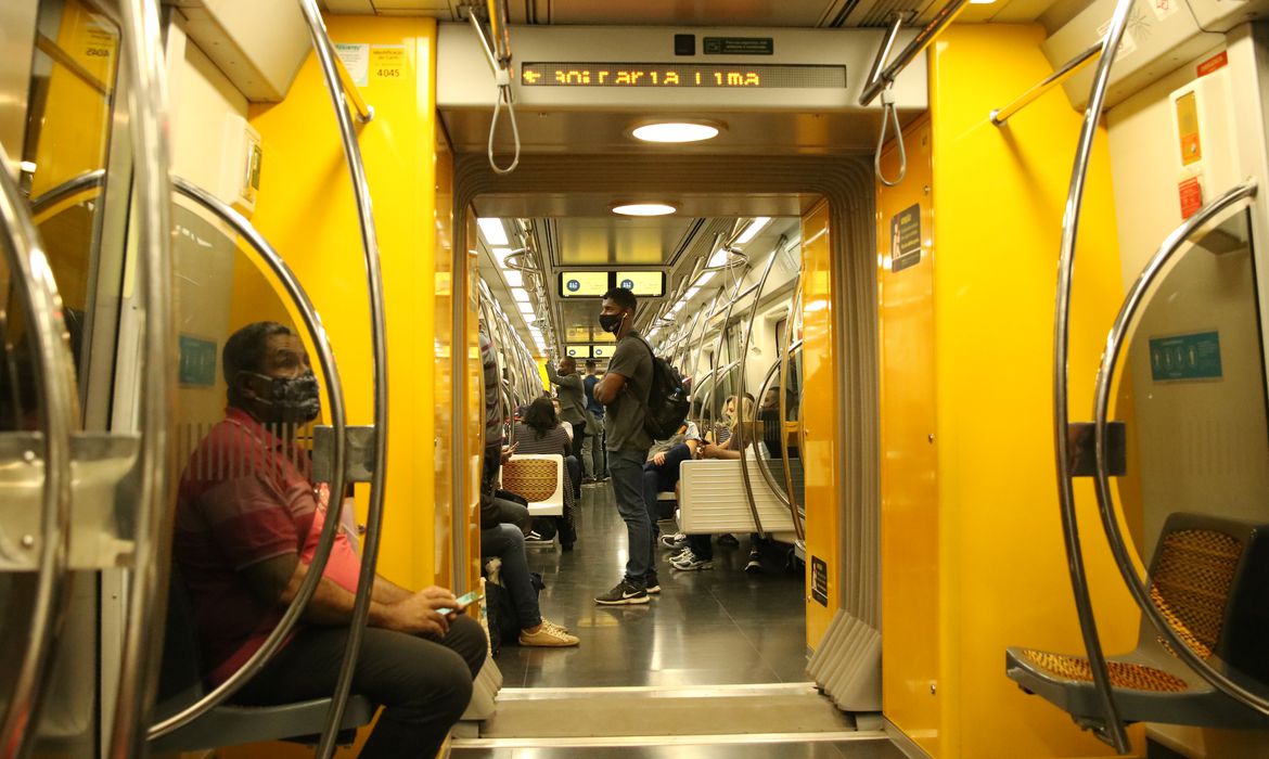 Passageiros com máscaras no vagão da linha 4 do metrô Foto: Rovena Rosa