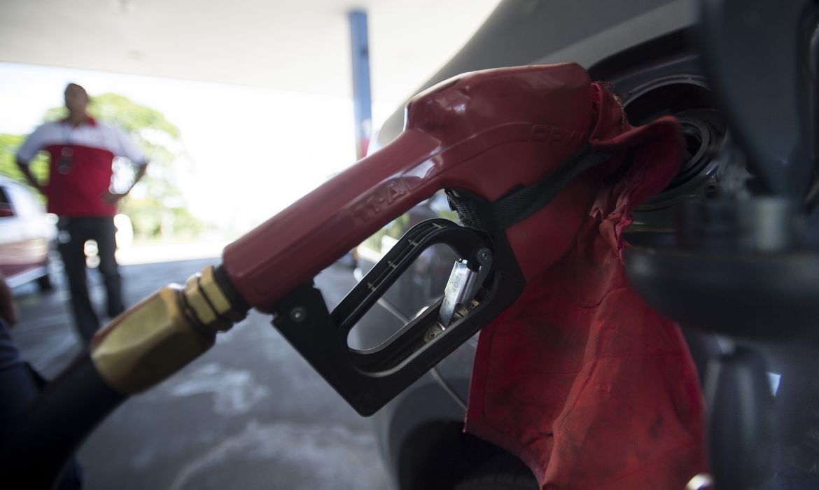 Entram hoje (7) em vigor os novos preços da gasolina e do óleo diesel. O reajuste da gasolina é de 3%. Já o aumento do diesel será de 6%. (Marcelo Camargo/Agência Brasil)