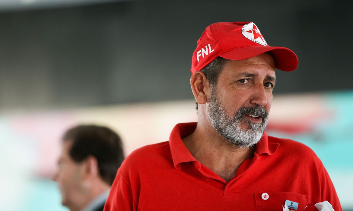 Brasília - O líder da Frente Nacional de Lutas no Campo e Cidade (FNL), José Rainha, fala à imprensa após reunião com o presidente interino Michel Temer, no Planalto (Marcelo Camargo/Agência Brasil)
