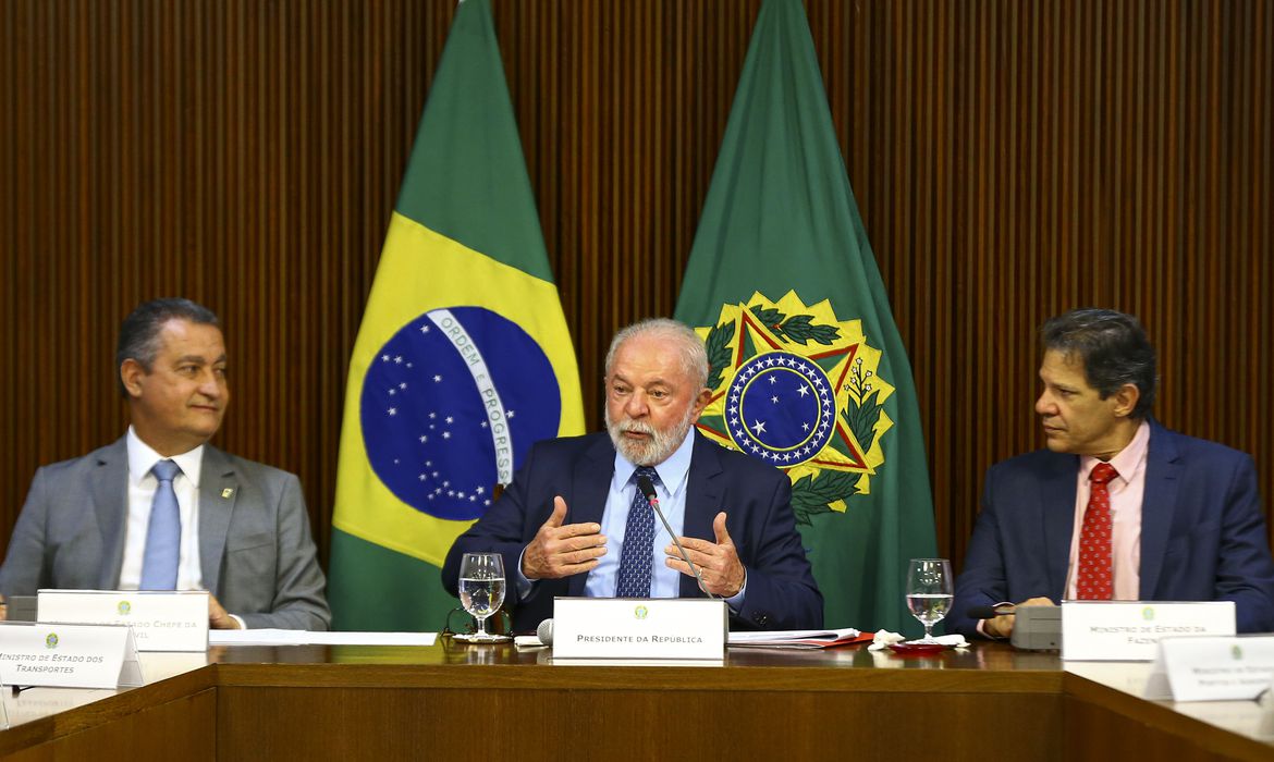 Brasília (DF), 10/03/2023 - O ministro da Casa Civil, Rui Costa, o presidente Luiz Inácio Lula da Silva e o ministro da Fazenda, Fernando Haddad, durante reunião ministerial, no Palácio do Planalto. Foto: Marcelo Camargo