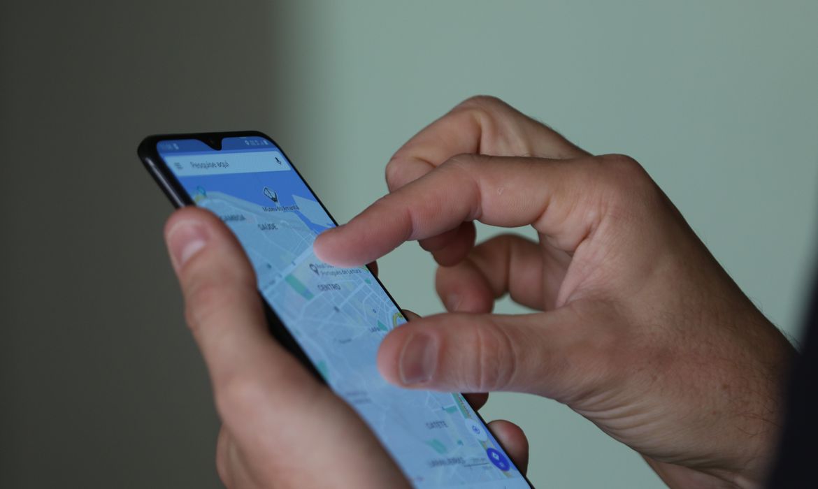 Smartphone, celular, em uso. Foto: Tânia Rêgo