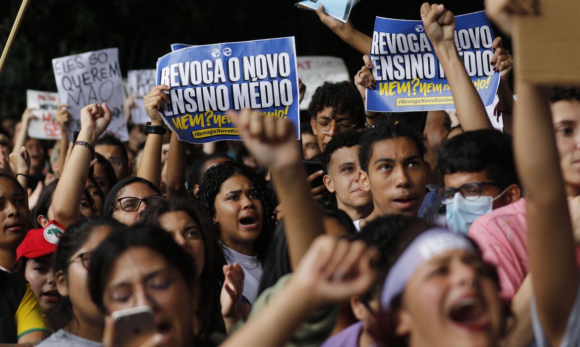 São Paulo (SP), 15/03/2023 - Estudantes secundaristas protestam pedindo a revogação do Novo Ensino Médio, na Avenida Paulista. Foto: Fernando Frazão/Agência Brasil