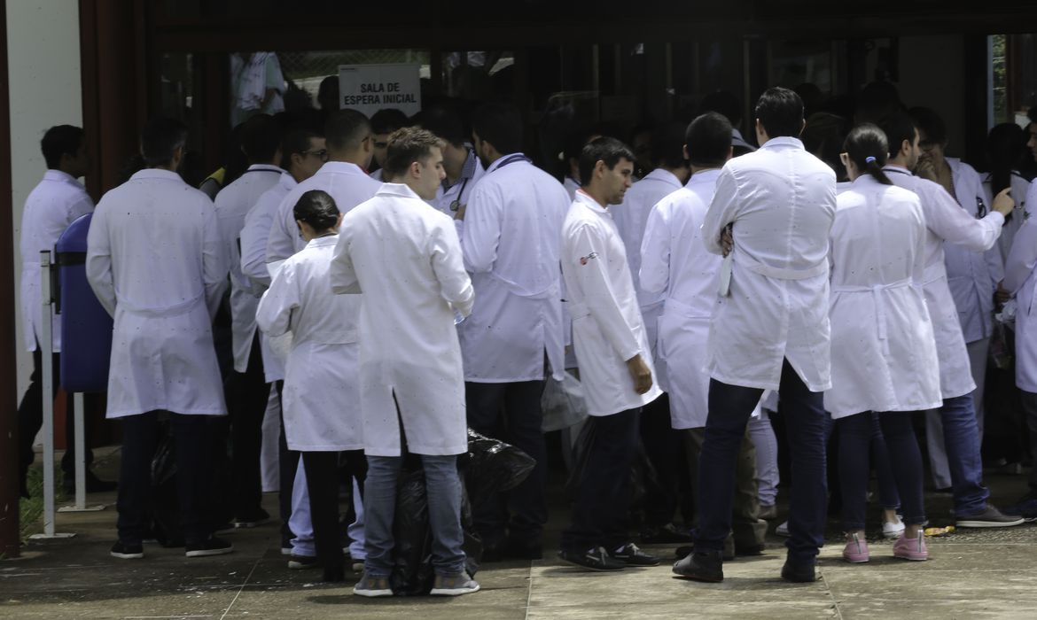 Médicos estrangeiros e brasileiros que se graduaram em outro país, fazem a segunda etapa da edição 2017 do Exame Nacional de Revalidação de Diplomas Médicos Expedidos por Instituições de Educação Superior Estrangeira (Revalida). Foto: Fabio Rodrigues Poze