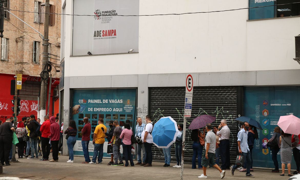 Fila no mutirão de emprego realizado pela Prefeitura de São Paulo no Cate Central da Avenida Rio Branco. Foto: Rovena Rosa