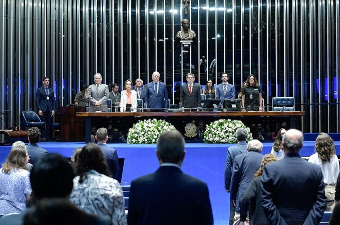 o Hino Nacional é executado durante sessão do Senado que celebrou a democracia, com homenagens a Jango e críticas ao regime militar - Foto: Geraldo Magela/Agência Senado
