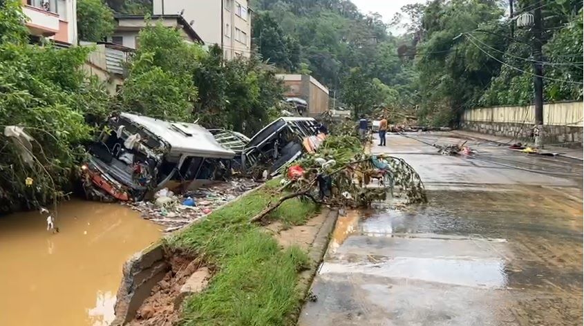 Dois ônibus são arrastados em Petrópolis após as fortes chuvas Cleber Rodrigues/CNN