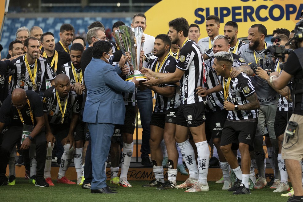 Jogadores do Atlético se preparam para erguer a Supercopa — Foto: Lucas Figueiredo/CBF