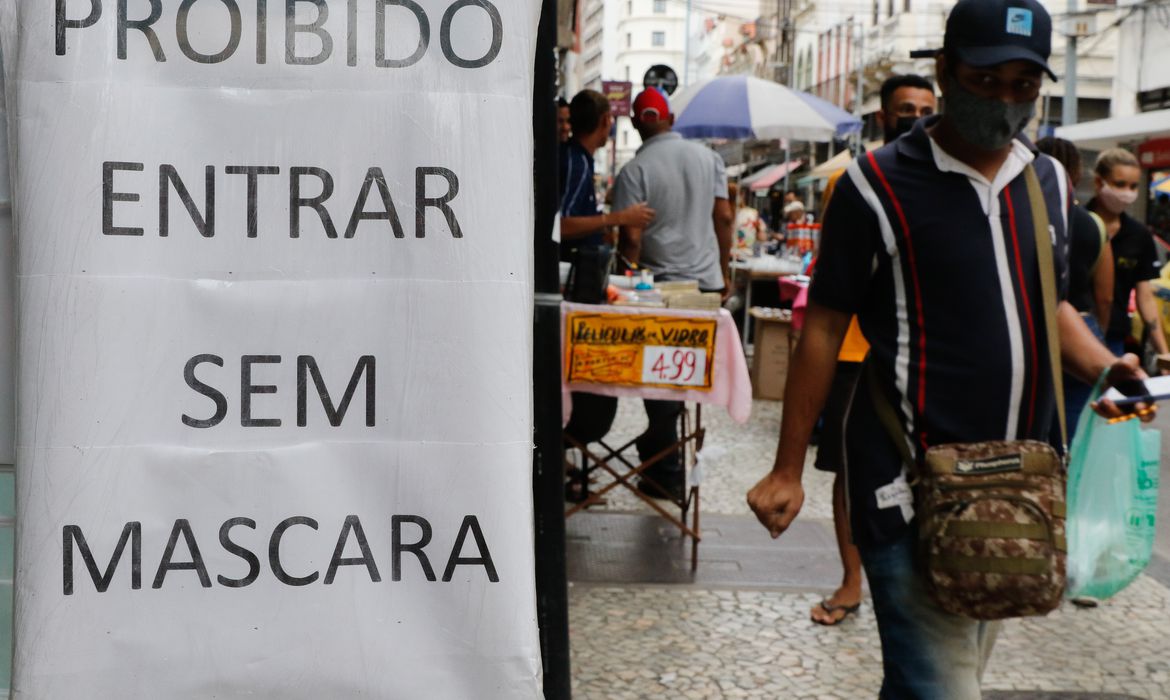 Movimentação de pessoas no centro da cidade no primeiro dia de flexibilização do uso de máscaras ao ar livre no Estado do Rio de Janeiro. Foto: Divulgação/Google