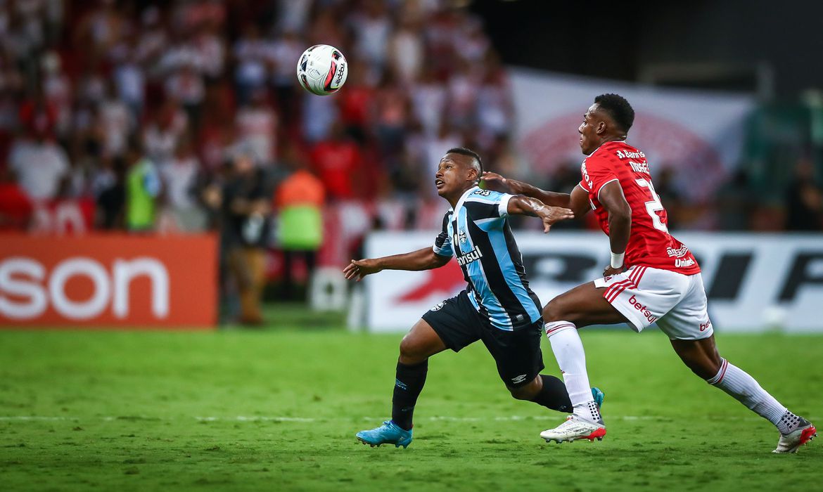 RS - FUTEBOL/CAMPEONATO GAUCHO 2022 /GRENAL 435 - ESPORTES - Lance da partida entre Gremio e Internacional disputada na noite desta quarta-feira, no Estadio Beira-rio, em partida valida pela Campeonato Gaucho 2022. FOTO: LUCAS UEBEL/GREMIO FBPA