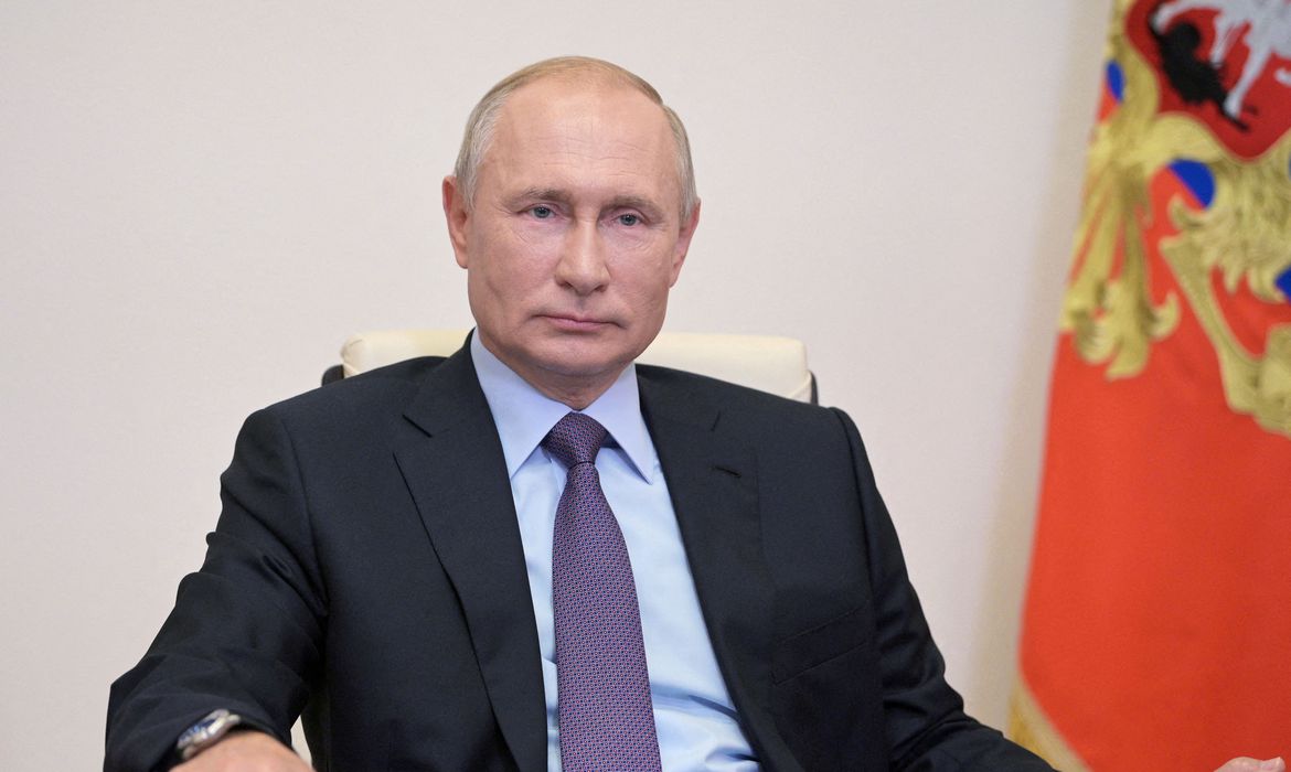 FILE PHOTO: RussiaN President Vladimir Putin attends an event at the Novo-Ogaryovo state residence outside Moscow, Russia, July 23, 2020. Sputnik/Alexei Druzhinin/Kremlin via REUTERS ATTENTION EDITORS - THIS IMAGE WAS PROVIDED BY A THIRD PARTY./File Phot