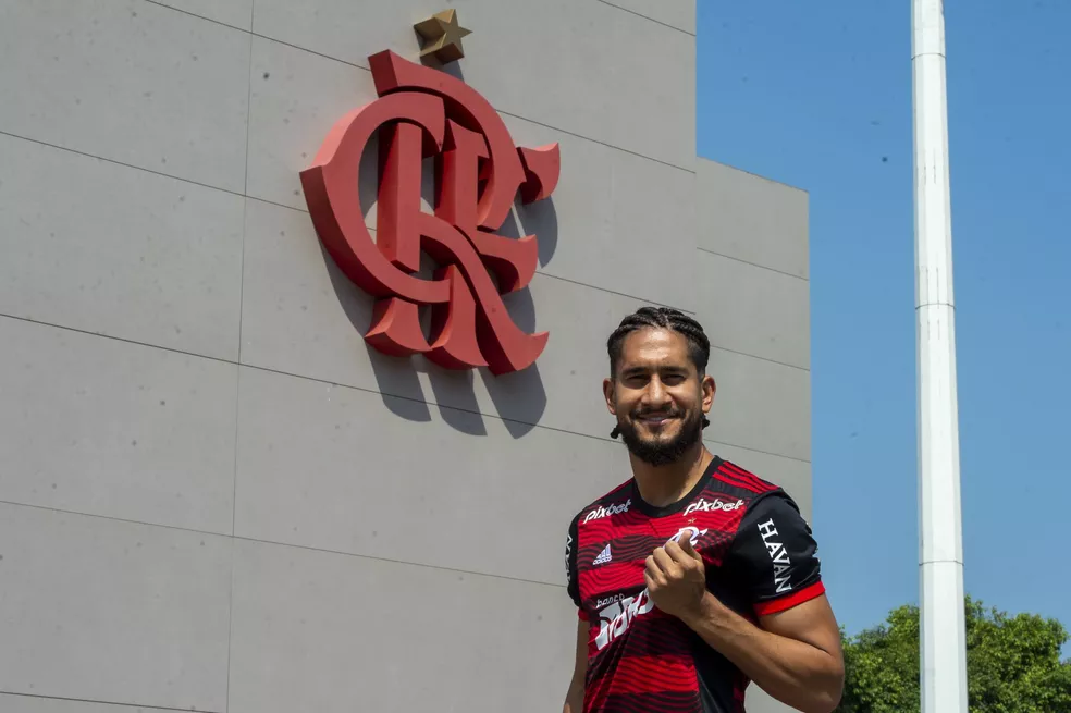 Pablo veste a camisa do Flamengo no Ninho do Urubu — Foto: Marcelo Cortes/CRF