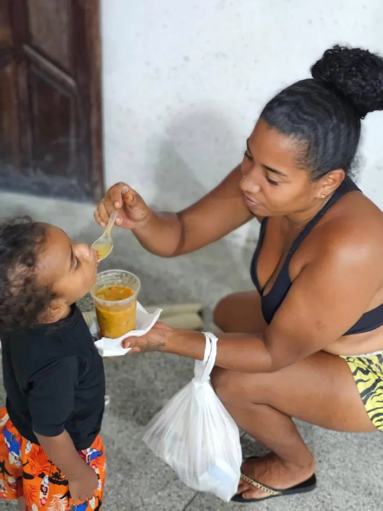 Kleiton Barros realiza o 1° sopão lá na instituição Nós Por Nós em Paripe