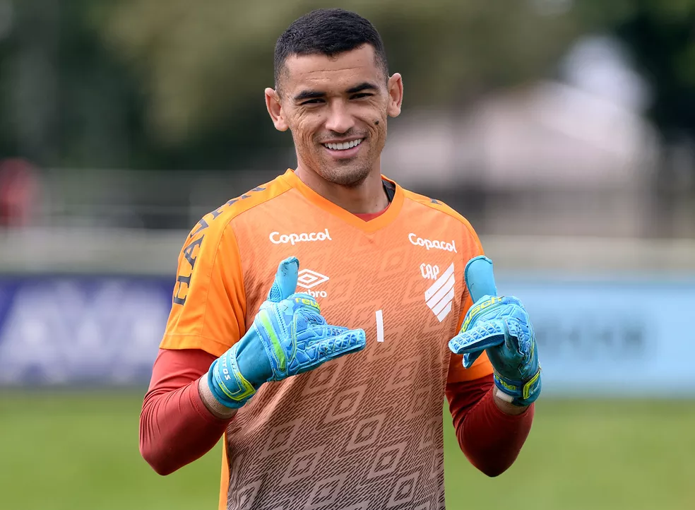Santos defenderá o Flamengo nesta temporada — Foto: Fabio Wosniak/Athletico 