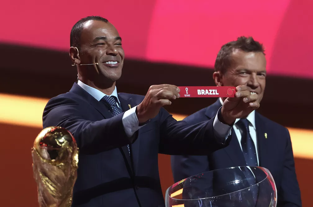 O capitão do Penta Cafu tira o Brasil no sorteio: Seleção pega Sérvia, Suíça e Camarões na fase de grupos da Copa do Mundo — Foto: Shaun Botterill/Getty Images 