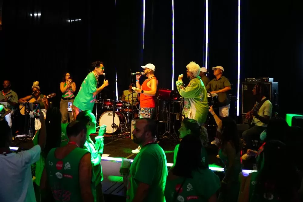 Gilberto Gil e Flora Gil levam Caetano Veloso e Paula Lavigne para assistirem a mais uma homenagem a Preta Gil no Carnaval de Salvador