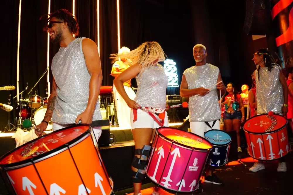 Expresso 2222 encerra Carnaval com 6.000 convidados, ativações de marcas e reunião de famosos (incluindo Mariana Ximenes e Alanis Guillen)